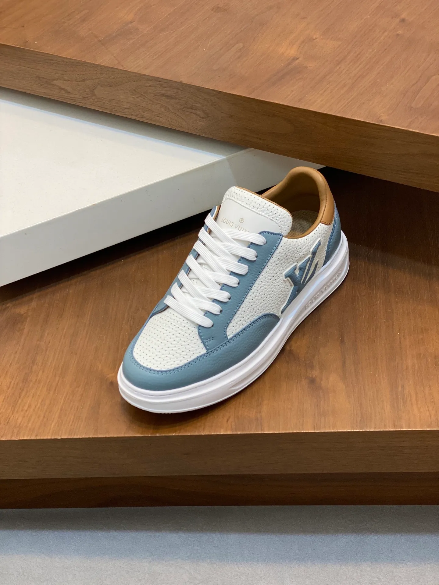 Factory Price: 400💰LV🔍Top Purchasing Agency🇮🇹 Lu Street Boy’s popular sports shoes counter synchronized, uppers imported from Italy cowhide fabric, high-quality complex splicing crafts, imported water-dyed cowhide lining cowhide feet Sole: Original sole provided by the original factory, T men's men's shoes 💰U exclusive movable molded sole, super comfortable, original factory follow-up goods, 🔍🔍high quality, can be entered and exited the counter at will, welcome to compare, code number 39-44 (order 38 45)